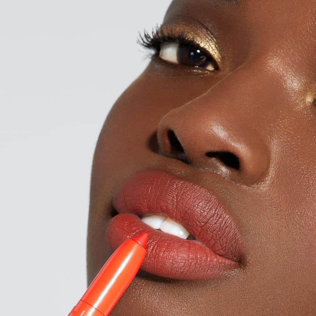 Maybelline New Yorkさんのインスタグラム写真 - (Maybelline New YorkInstagram)「Raise your hand if you’re obsessed with our #superstayinkcrayon! Our girl, @anyekuos_ looks 🔥 rocking our #superstayinkcrayon in ‘laugh louder’!」9月17日 5時46分 - maybelline