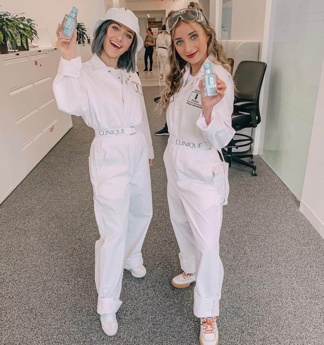 Brooklyn and Baileyさんのインスタグラム写真 - (Brooklyn and BaileyInstagram)「Brooklyn and Bailey are chemists now!? We spent the day in the lab making our personalized Clinique id’s, we’ve always been focused on trying to make our skin better (as most teens we have also struggled with acne)! Comment down below what your biggest skin struggle is and if you want to see our personalized skin care routines!! #skinnovation #cliniquepartner @clinique #ad」9月17日 5時58分 - brooklynandbailey