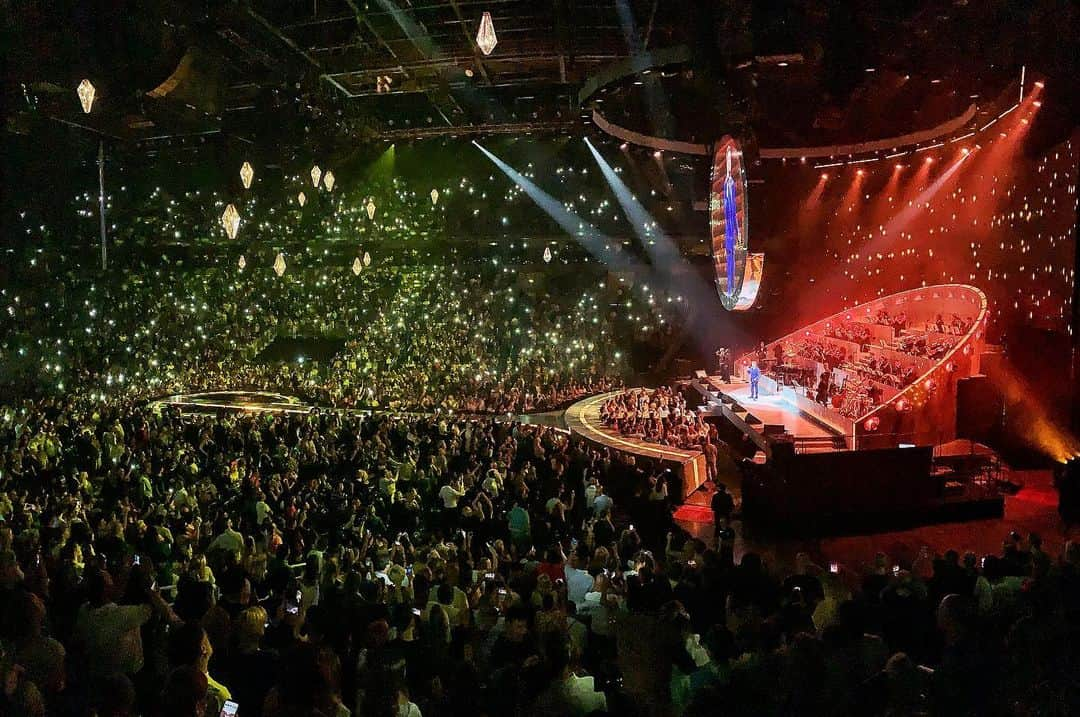 マイケル・ブーブレさんのインスタグラム写真 - (マイケル・ブーブレInstagram)「What an incredible start to the European leg of the #MBWorldTour. Hvala Zagreb!」9月17日 6時04分 - michaelbuble