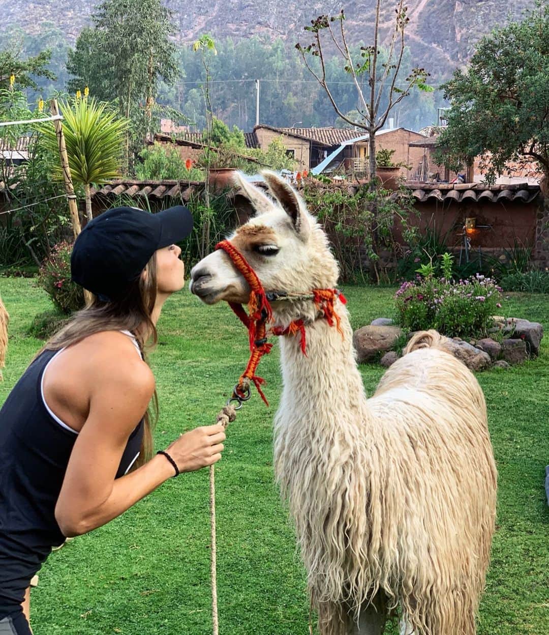 Janna Breslinさんのインスタグラム写真 - (Janna BreslinInstagram)「Who else has been to Peru?! It’s absolutely gorgeous here and the food is bomb 😍 Stoked to be here for another 6 days soaking in every bit of culture and experiences. Altitude training for Spartan 💪🏻 & makin’ friends along the way 🦙」9月17日 6時24分 - jannabreslin
