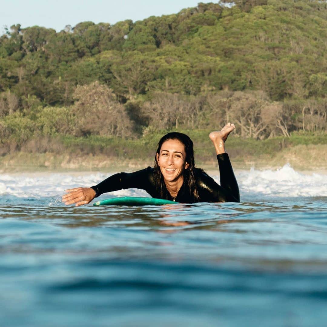 のインスタグラム：「Slide into a new episode of the @waterpeoplepodcast! This week, in episode 7, Sanuk ambassadors Lauren Hill (@theseakin) and Dave Rastovich sit down with Zara Noruzi (@z__a__r__a____) to hear her incredible life story—one filled with youthful idealism, no-apologies activism, war trauma and the power of surfing to whisk us into the present moment. Listen to “Surfing In Exile” via our bio link. #Sanuk #SmilePassItOn (📷 @cisca.studio).」