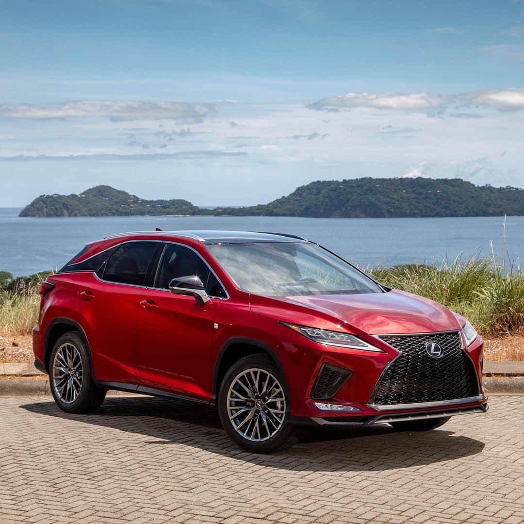 Lexus USAのインスタグラム：「Rarely needs to honk. Aggressive, refined, redesigned. The 2020 #LexusRX F SPORT.」