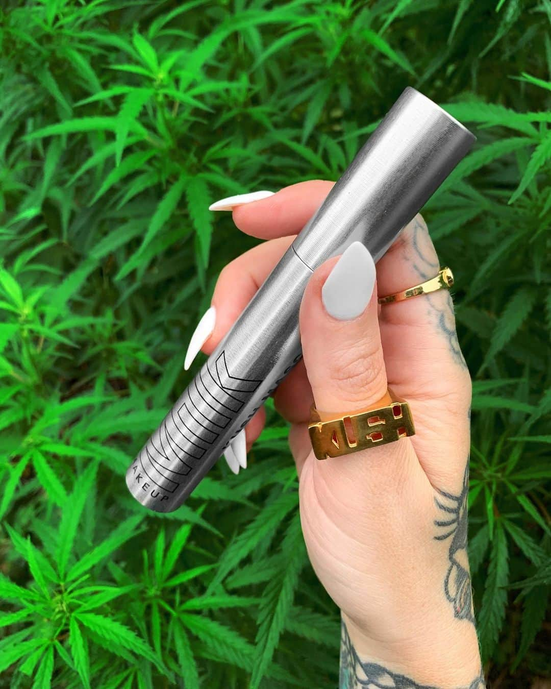 Milk Makeupさんのインスタグラム写真 - (Milk MakeupInstagram)「gas ur lashes up w/ #kushmascara– greenhouse not included 🌿 - #kushmascara is made with hemp-derived cannabis seed oil that fuses heart-shaped fibers to lashes for thickness without the fallout  @sephora #takecarewithkush」9月17日 6時58分 - milkmakeup