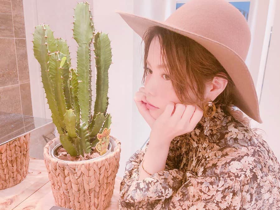 増田愛里菜のインスタグラム：「おはよう🌵☀️﻿ ﻿ ﻿ 一気に秋らしい格好に〜🍁﻿ ﻿ やっぱり秋服が一番好きだなぁ☺️💓﻿ ﻿ ﻿ ﻿ 💈ヘアアレンジはKENZOくん ( @_kenzo.com_ )✂︎✂︎✂︎﻿ ﻿ ﻿ #photo #photoshoot #photography #portrait #Autumn #fashion #makeup #hair #hairarrange #ヘアスタイル #ロングヘア #アレンジヘア #編みおろし #秋服 #サボテン」