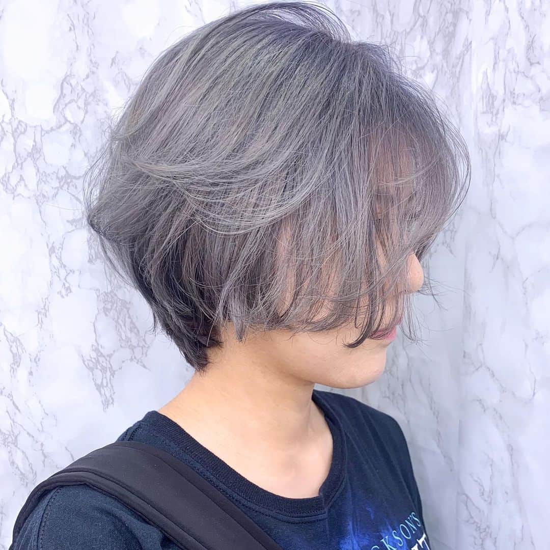 原涼香のインスタグラム：「ICY GRAY 🦋🦋 ケアブリーチしています( ◠‿◠ ) ショートカットは受け付けていませんがカラーはご予約できます❤︎ ㅤㅤㅤㅤㅤㅤㅤㅤㅤㅤㅤㅤㅤ」