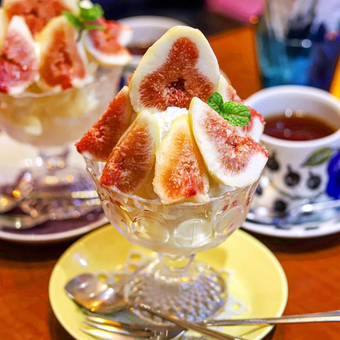 のインスタグラム：「. .  チンクエチェント  前回食べた フレンチトーストも イチジクてんこ盛り だったけど、 パッフェもまた どどーん!っと。  そのお陰で イチジクが 口中で跳ね回って くれるのです。  adress:大阪府大阪市城東区今福西1-9-24  #チンクエチェント #sweets#osaka#parfait」