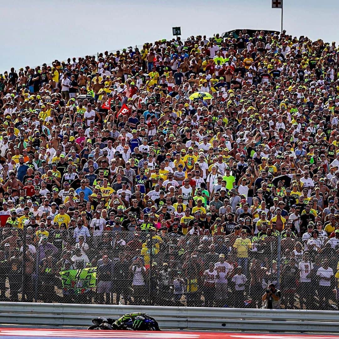 バレンティーノ・ロッシのインスタグラム：「Grazie Misano,è stato un onore e un privilegio correre con la mia moto davanti a questo tifo più unico che raro. Sensazione indimenticabile 💛」