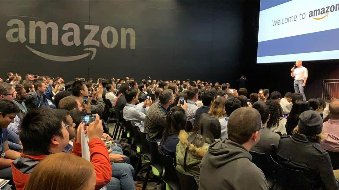 ジェフ・ベゾスさんのインスタグラム写真 - (ジェフ・ベゾスInstagram)「Shout out to the new Amazonians who let me drop by their New Hire Orientation today. Incredible to welcome so many smart and passionate people from all over the world. I’m looking forward to our #AmazonCareerDay events tomorrow!」9月17日 7時38分 - jeffbezos