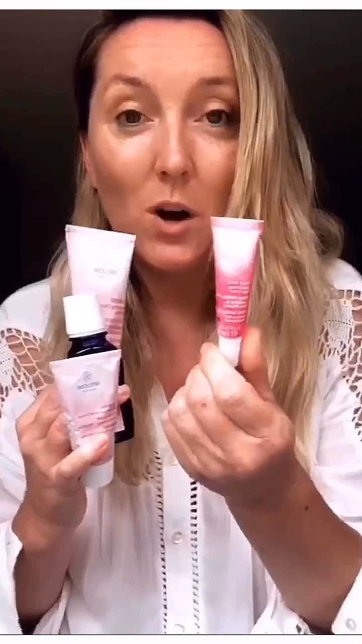 JO BAKERのインスタグラム：「Summertime was my time to reflect and enjoy. The slower pace and warmer weather encourage us to take it easy and indulge in the outdoors and some of nature’s delights!  This is the perfect post summer moment for a mind, body, soul reboot! It’s a great reminder to focus on taking better care of ourselves-The Weleda Let Your Beauty Bloom 28-day challenge, to use the products am and pm and to share my results and experience. Per Weleda’s Skincare Profiler Quiz - my skin in hypersensitive (the quiz was spot on!!) My skin is easily agitated by travel, lack of rest and stress so the only way to really bring out the best in my skin is taking conscious care of myself. This 28 Day Challenge is so welcomed and I’m excited that Weleda is a brand that encourages a head to toe, inside out self-nurturing. In my stories I will show my audience why Weleda is one of my favorite skincare go to's. I will share how to use each product from my 'Skin Profiler Quiz' and talk about the smell, touch, feel and look of the products on my skin. My own skin often suffers, often at the bottom of the priority list- this is a healthy reminder and an important time to express why self-love and self-nurture is pretty important to keeping ourselves looking and feeling our best so we can go to work each day and be at our best! Visit the link in my stories to take the challenge with me and we achieve #WeledaSkin together!#WeledaPartner」