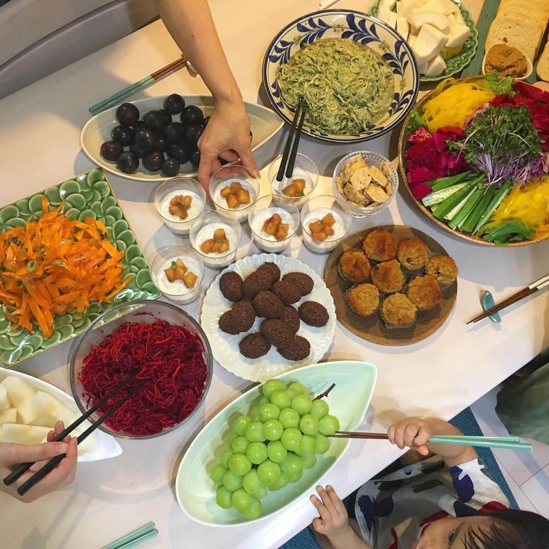 相馬絵美さんのインスタグラム写真 - (相馬絵美Instagram)「昨日はVege Asia @vege_asia で#プラントベース のものを持ち寄ろうの会でした。  食べ物の事や体の事、健康や子供の未来の話などなど…。 あっという間に時間が過ぎてしまいました。  楽しかった！  #VegeAsia #potluckparty #plantbased #持ち寄りパーティー #植物性 #子供 #健康」9月17日 7時49分 - somaemi