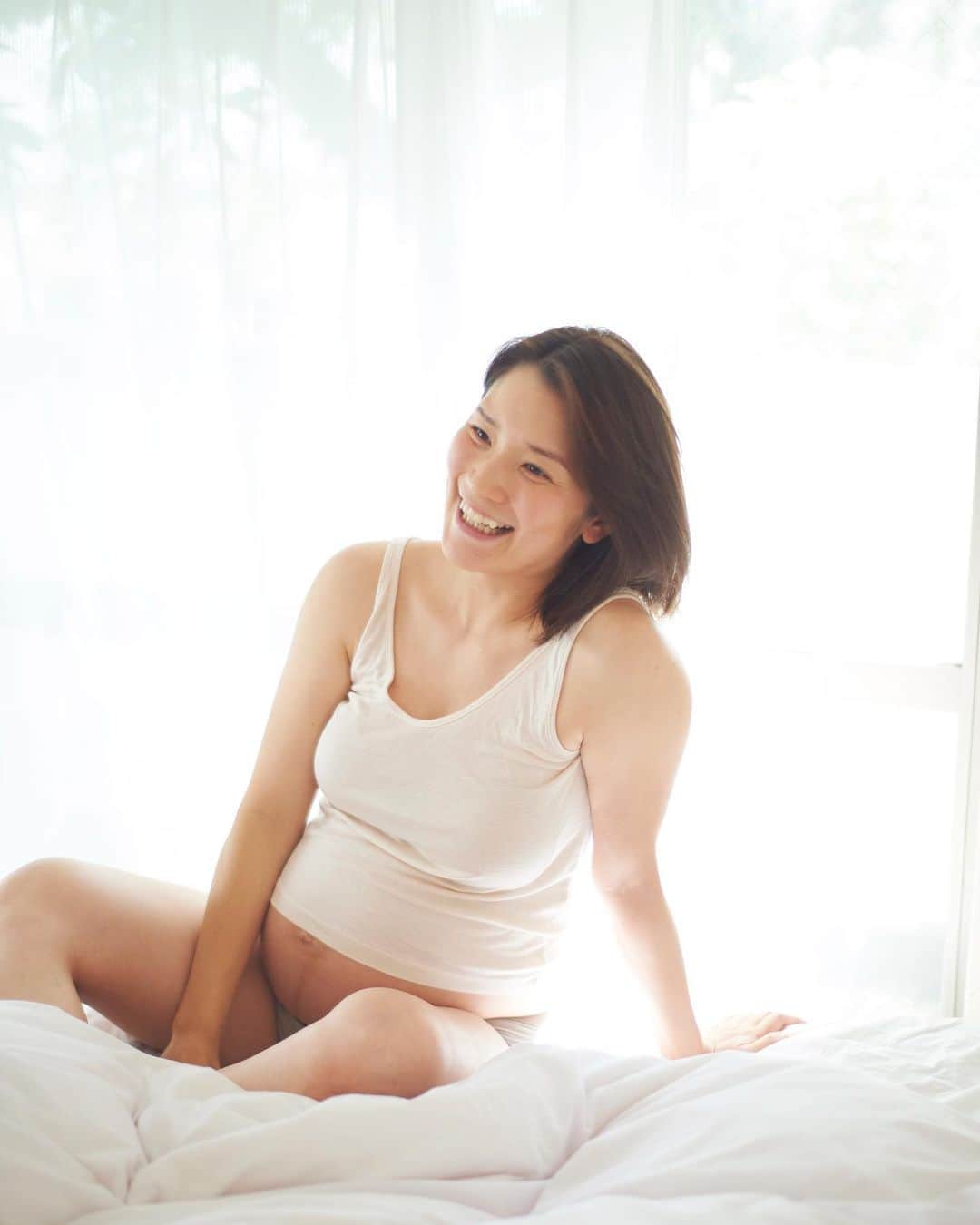 花盛友里のインスタグラム：「マタニティフォトも、ファミリーフォトも、「その人らしさ」を出すのが私のモットー！ 話してたらどんどん出てくるその人のいいところ。 そこを大事にしているよ。 何より出会いが楽しすぎる！ 雑誌や広告のお仕事も楽しいけど、こうして一般の方の撮影をすることでもっともっと成長できる。 何より写真をを撮るのがすきすぎるー！ 何してても楽しい、毎日仕事たのしい！なんて幸せなの、わたし。。 カメラに出会った中2のあの日からずっと魅了されているよ！ありがとうカメラ！  そして、そしてそして！！じゅんこさん、出産おめでとう♡ また会えるのが楽しみだ！！」