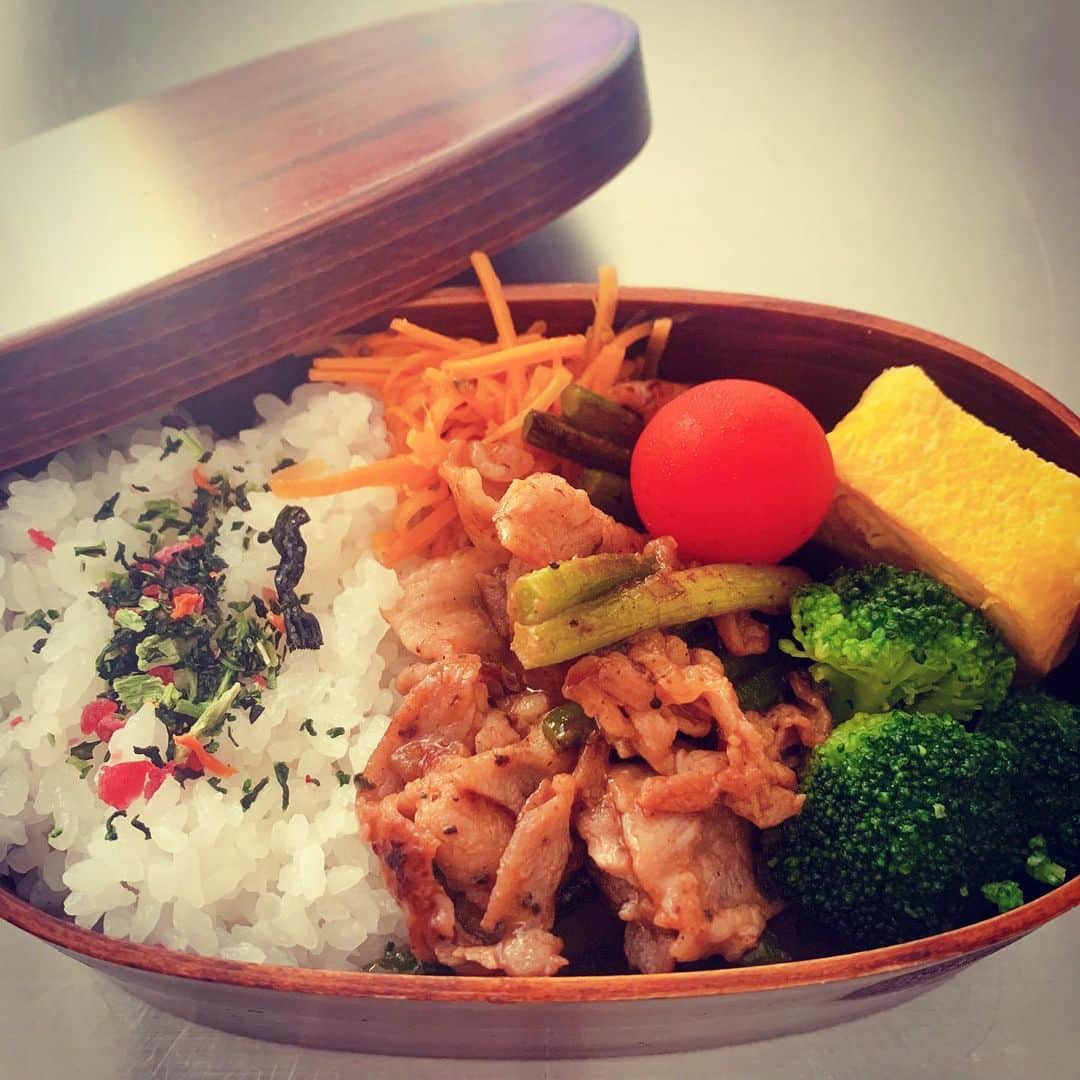川嵜美佳のインスタグラム：「今日の #お弁当 …トマトの入れ方…雑w ・キャロットラペ ・ブロッコリー ・豚肉とニンニクの芽の炒め物 ・出汁巻  さ。洗濯物干して、出発。  #gm #morning #bento #曲げわっぱ弁当 #つくりおき #lunch #japan」