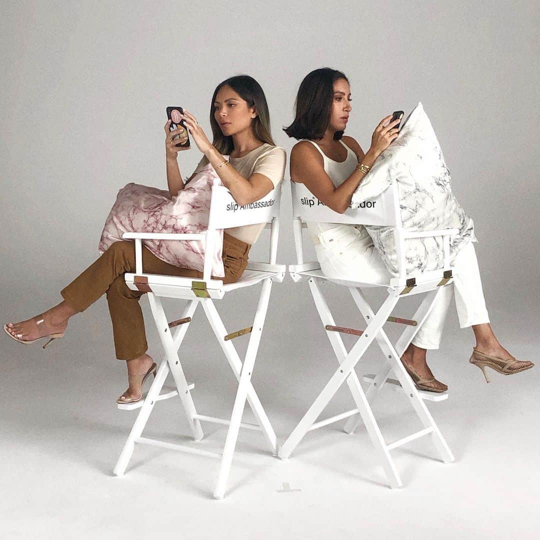Marianna Hewittのインスタグラム：「@jenatkinhair and I taking email breaks between shots 😂 cc @slipsilkpillowcase」