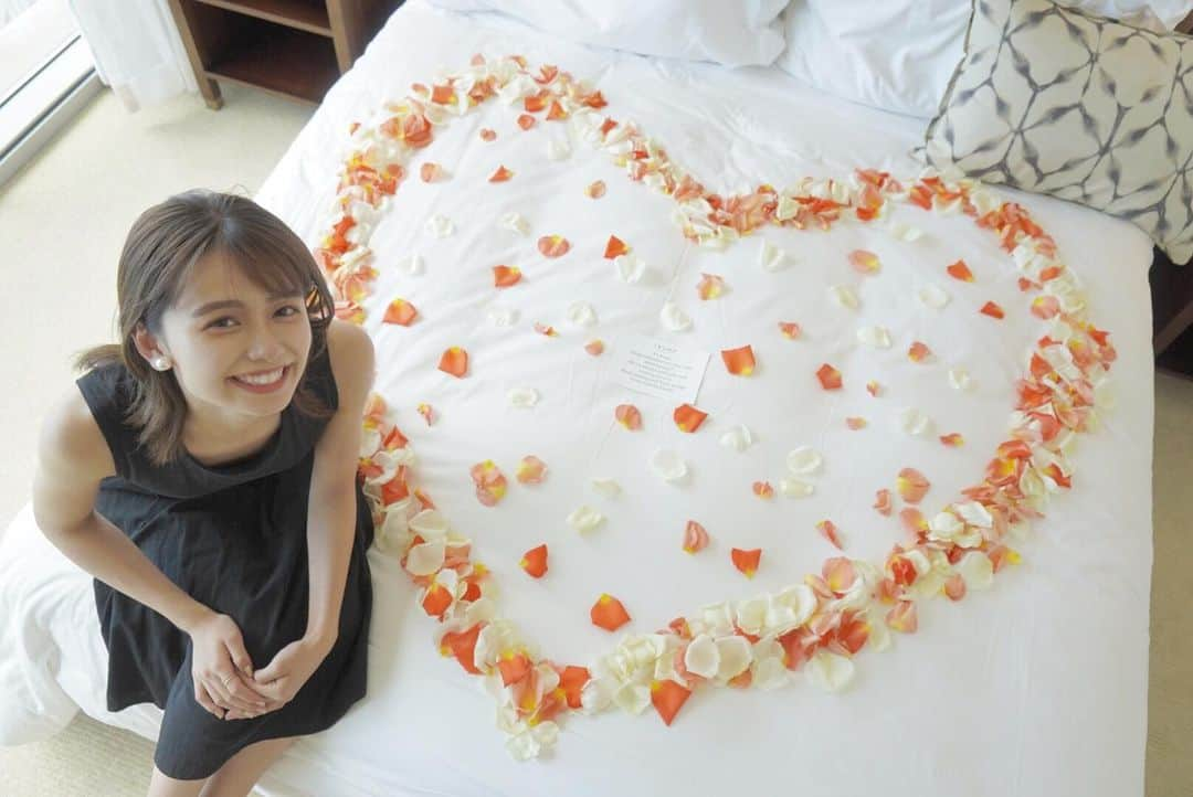 足立佳奈さんのインスタグラム写真 - (足立佳奈Instagram)「Surprise!! I was surprised when I arrived at the hotel.  Beautiful rose petals spread out on the bed. There was also a message card on it,  which said, "Congratulations on the second anniversary." I was very happy. 🌹💭 幸せな日々が続いております。☺︎」9月17日 8時14分 - kana1014lm