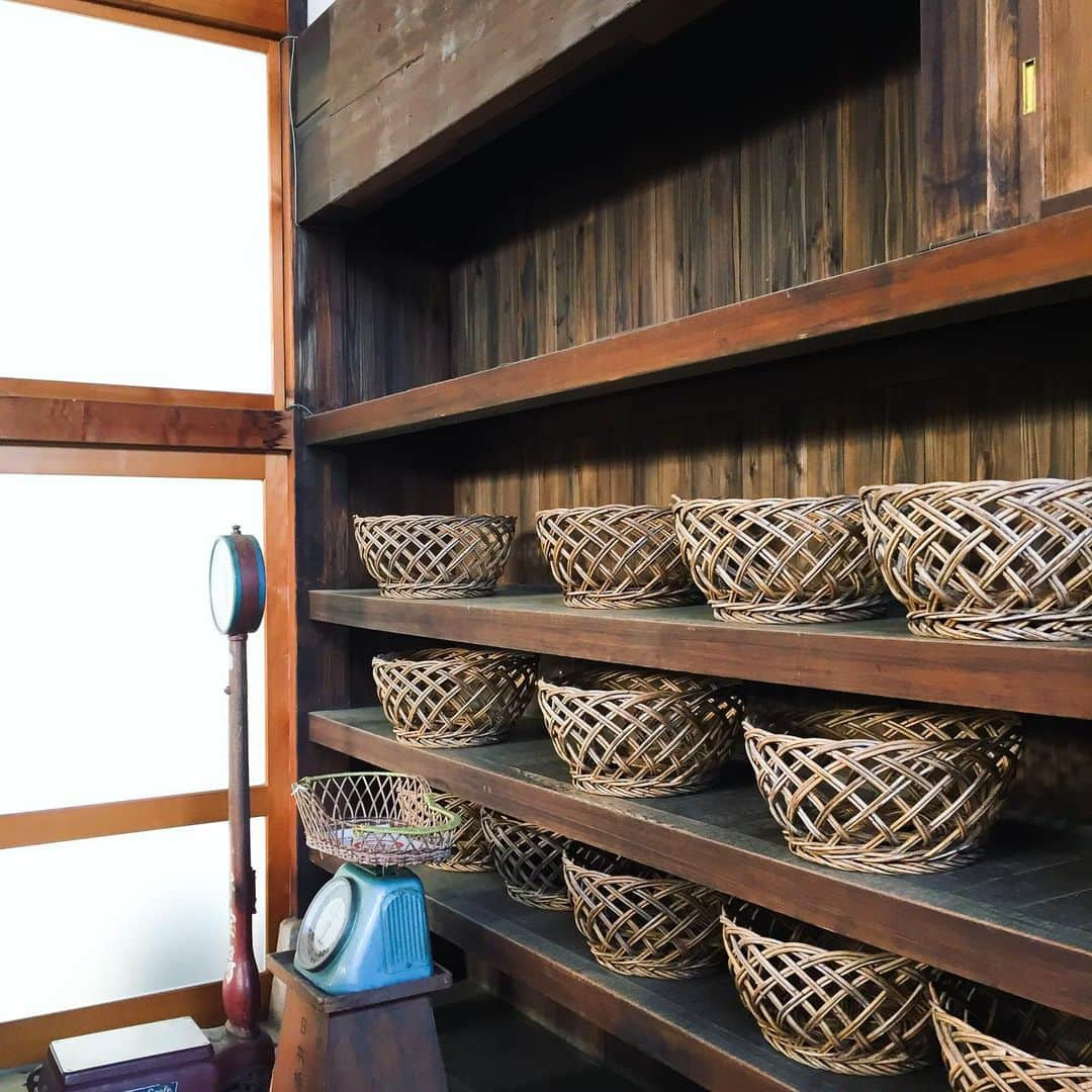 柴崎春通さんのインスタグラム写真 - (柴崎春通Instagram)「Grandpa's diary  Edo-Tokyo Open-Air Architectural Museum. With my granddaughters. Public bathhouse “Kodakara-yu”  #江戸東京たてもの園 #museum #architecture #tokyo #japan #art #子宝湯 #youtube #youtuber #watercolor #watercolorpainting #shiba_watercolor」9月17日 8時29分 - shiba_watercolor