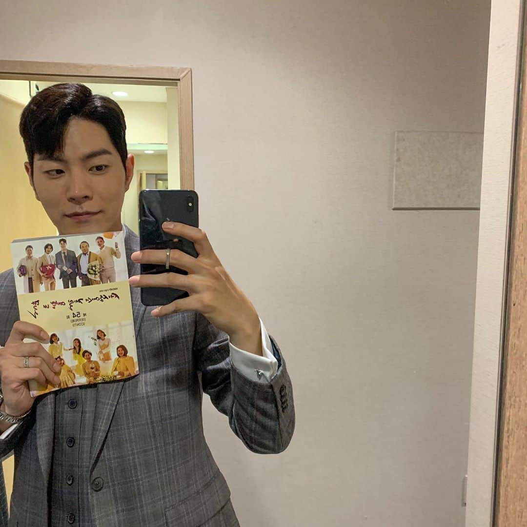 ホン・ジョンヒョンさんのインスタグラム写真 - (ホン・ジョンヒョンInstagram)「마지막회 대본.. #세상에서제일예쁜내딸」9月17日 14時06分 - hjonghyun