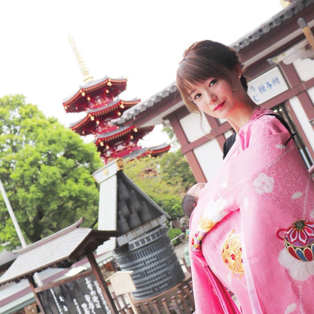 しほの涼のインスタグラム：「#お宮参り に行ってきました⛩ 生後1ヵ月は真夏だったので涼しくなってから🎐 #祝い着 はピンクに鞠の模様を選びました💕☺️ 産まれてきてくれてありがとう💓私達の宝物💑 健やかに育ちますように🤱 #お宮参りヘア #お宮参りコーデ #お宮参りフォト #お宮参り写真 #お宮参り着物 #お宮参り記念 #生後2ヵ月 #赤ちゃん #令和ベビー #女の子ママ #ママリ #赤ちゃんのいる生活 #赤ちゃんのいる人生 #初ママ #初ママlife #母親業 #健康一番」