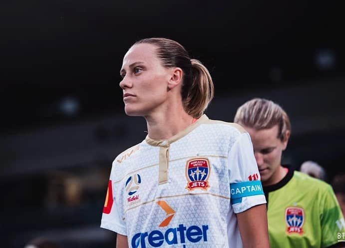 エミリー・バン エグモンドのインスタグラム：「I want to express how thankful and grateful I have been the past two seasons to everyone involved @newcastlejetsfc. Your support and love has been nothing but great and I’ve enjoyed every minute of it. I’m proud to have been able to lead my hometown club and wish the team nothing but the best for the upcoming W-league season. This has been a difficult decision but onto the next chapter. 🤙🏼⚽️」