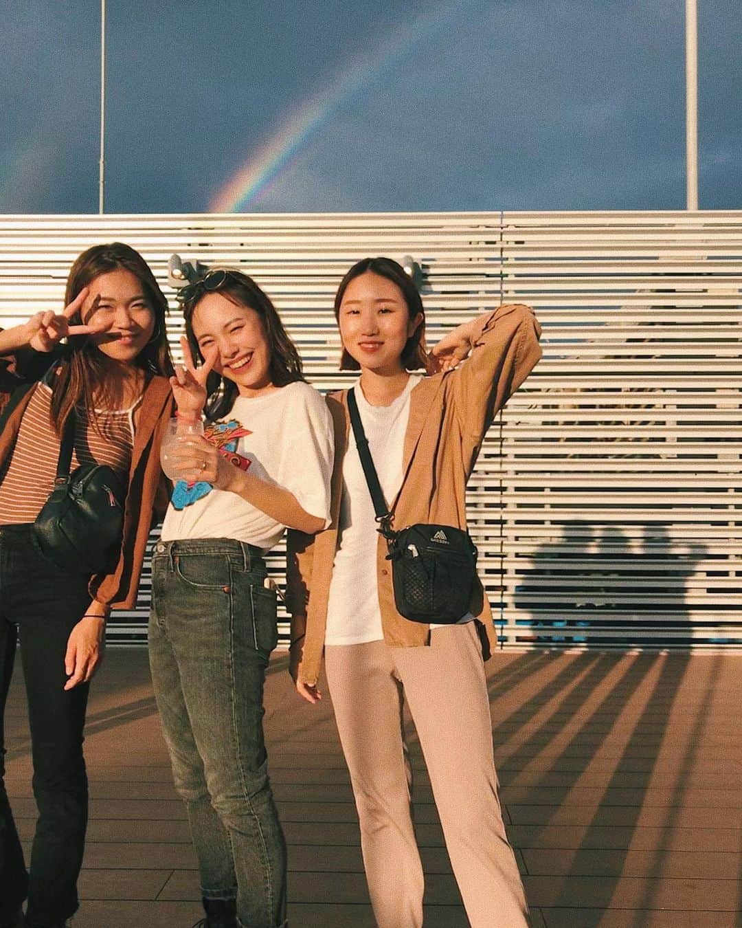 sayocoのインスタグラム：「おっきな虹🌈の前でRiri👧🏻が撮ってくれたよ📸💗 ・ 全員顔盛れてないけど、笑 楽しかったからよし🥳🌈 ・ ・ #茅ヶ崎BBQ#sunnytable#まるがおーず」