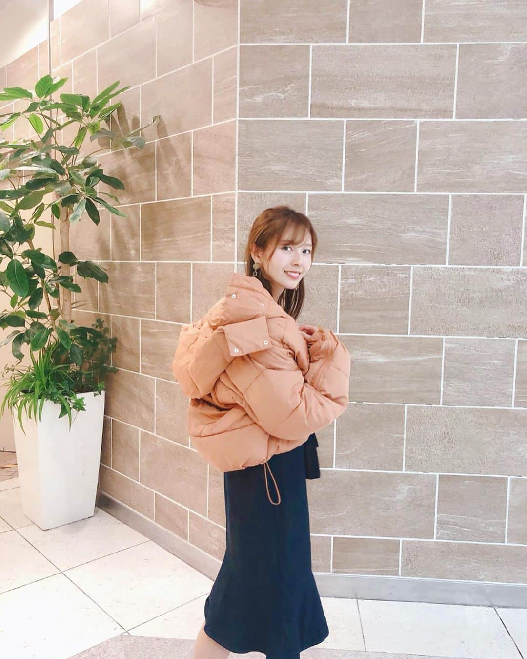 菊原梨華さんのインスタグラム写真 - (菊原梨華Instagram)「・ ・ MURUA ( @murua_official )で #ジップスリーブエアコンダウンブルゾン の カラーダウン総選挙をしているんです💗 ・ どの色も可愛くて悩みましたが 私はオレンジが可愛いなぁ🧡 オレンジって珍しいなと思ったし 優しいオレンジ色だから 着やすくて、形もめっちゃ理想通り！ ・ 裾も絞れるから シルエットも好みの形にできるし これ以上の物ないな！って即決しました💪 ・ MURUAのInstagramで 18日までの金曜日に ストーリーで投票出来るんだって！ ・ 一位になったカラーを抽選でプレゼント🎁するそう♥ 何色になるんだろ〜！！！ オレンジ推し🧡🧡🧡🧡 ・ #muruaカラーダウン総選挙#MURUA#murua#ブルゾン#ショートブルゾン#コート#fashion#ファッションコーデ#秋コーデ#coordinate#洋服#ダウン#ムルーア#love#cute#写真#styling #スタイル#可愛い#instagramable #good#followme#follow#movie#picture#pic#コーディネート#happy」9月17日 9時00分 - happyluckyhappy