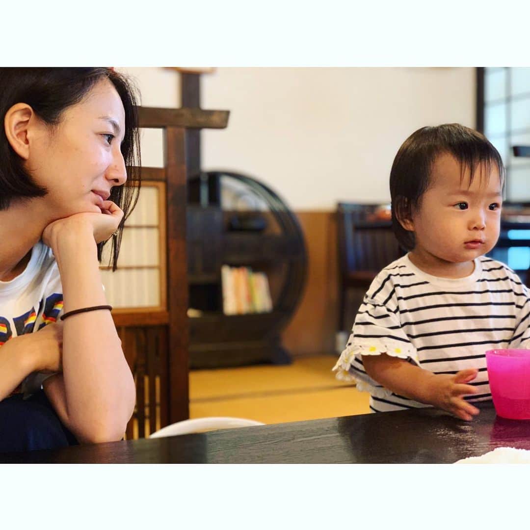 のインスタグラム：「お蕎麦屋さんにて🥢🍶 わたしって、こういう眼差しで 子どもを見ているんだなぁ〜と 主人が撮ってくれた写真を見てふと思う🤱  ちょっと疲れている時の顔だけど そんな時もあるさ！悪くない！  #親子 #今日も#蕎麦食べたい」