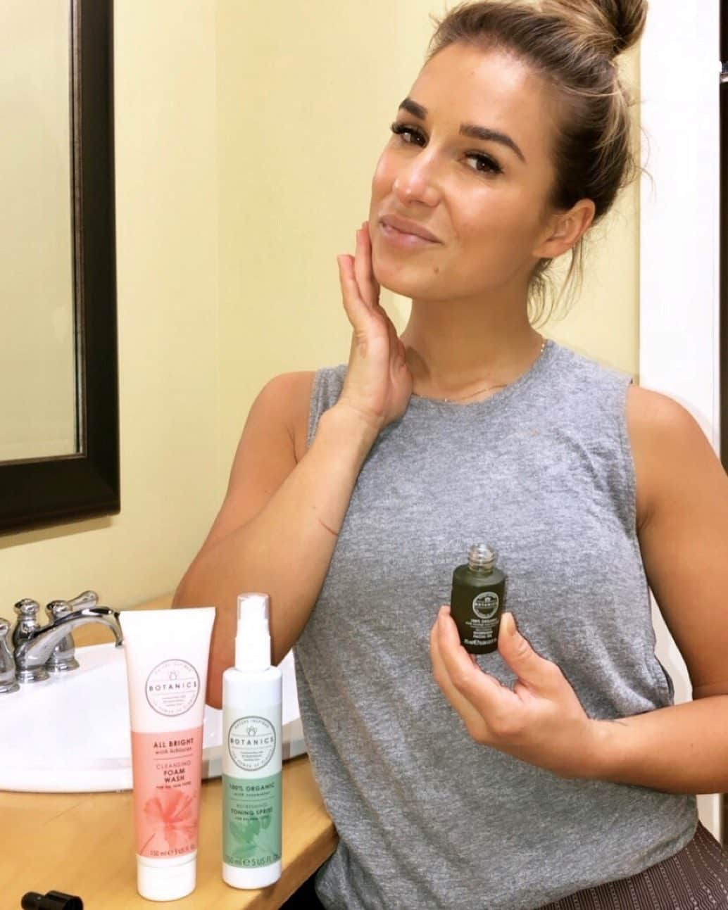 Jessie Jamesさんのインスタグラム写真 - (Jessie JamesInstagram)「I discovered @BotanicsUSA 100% Organic Nourishing Facial Oil earlier this summer and it has kept my face so nourished in the daytime heat. Big news, y’all —I just previewed their new 100% Organic Restoring Overnight Facial Oil and it’s SO good I’m already adding it to my nighttime skincare routine. I actually wake up with better looking skin! It’s plant-based, super nourishing and calming, perfect after a long day of working or traveling with kids. Both of these oils are now part of my daily and nightly ritual. Go to @Target and add it to your own #SkincareEssentials! #BotanicsUSA #MAMAGLOW #ad」9月17日 8時53分 - jessiejamesdecker