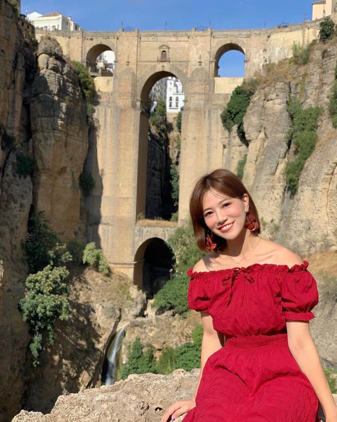 のインスタグラム：「おはよん☀️ . 今朝はスペインのロンダ編😘 . 原野に浮かぶ崖上の白い町、ロンダ🇪🇸 . 正直旅行するまでそこまで知らなかったんだけど、行ってみて美しすぎる風景に絶句🥺❤️ . ヌエボ橋の下から見る景色は、原野の大パノラマも広がってて、世界の広さを実感✨お天気も本当よくて風も気持ちよくて最高でした🥺❤️ . 夜もライトアップしてて、また綺麗だったよ☺️💕 . 白い街並みも綺麗でヤシの木もあってリゾート感も🏝とっても素敵な町でした😘 . 最古のロンダの闘牛場もいったのでまた後日投稿しますね！ . 今日も一日頑張っていきましょう🙌✨ . #スペイン #スペイン観光 #スペイン旅行 #ロンダ #ronda #spain #絶景 #ヌエボ橋 #タビジョ #海外旅行 #海外旅行のstw #旅で感動体験 #puentenuevo #nuevo #parador #paradorderonda #reddress #nature #自然 #橋 #bridge #view #beautiful #崖 #世界遺産 #worldheritage #感動 #旅行 #旅行好きな人と繋がりたい」