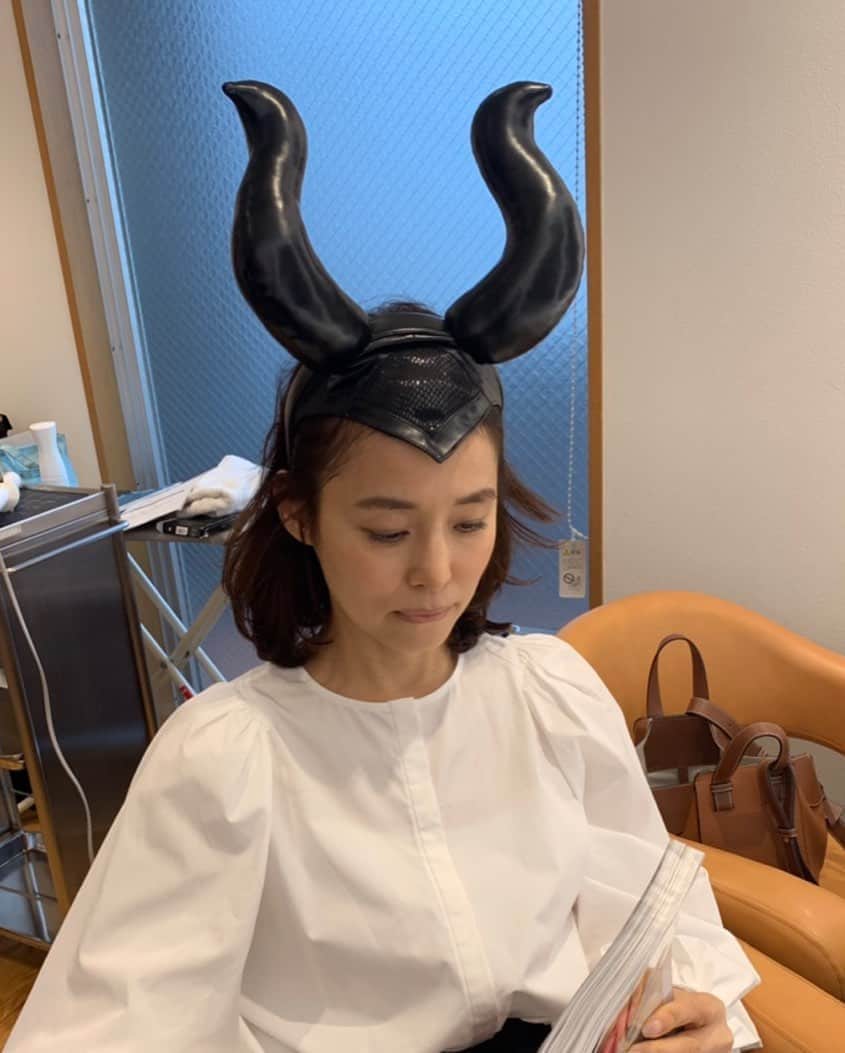 石田ゆり子さんのインスタグラム写真 - (石田ゆり子Instagram)「マレフィセントの ヘッドドレスを いただいたので とりあえずは かぶってみました。 いかがでしょうか👀👻 🤔 きょうも1日 平常心で がんばります。」9月17日 8時54分 - yuriyuri1003