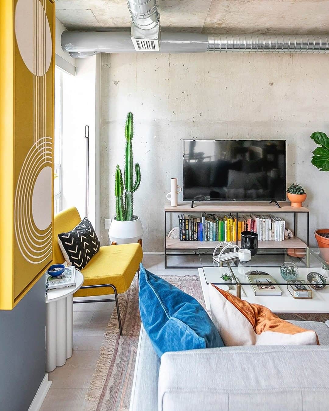 west elmさんのインスタグラム写真 - (west elmInstagram)「Toronto winters are loooong, so the #WestElmDesignCrew designed a vibrant, desert-inspired oasis for @mr.benfield + @omartakespix for the months ahead! 🌵 Link in bio to see the full tour ☀️ @westelmtoronto @westelmcanada (📷: @omartakespix) #midcenturydesign #colorfullife」9月17日 9時09分 - westelm