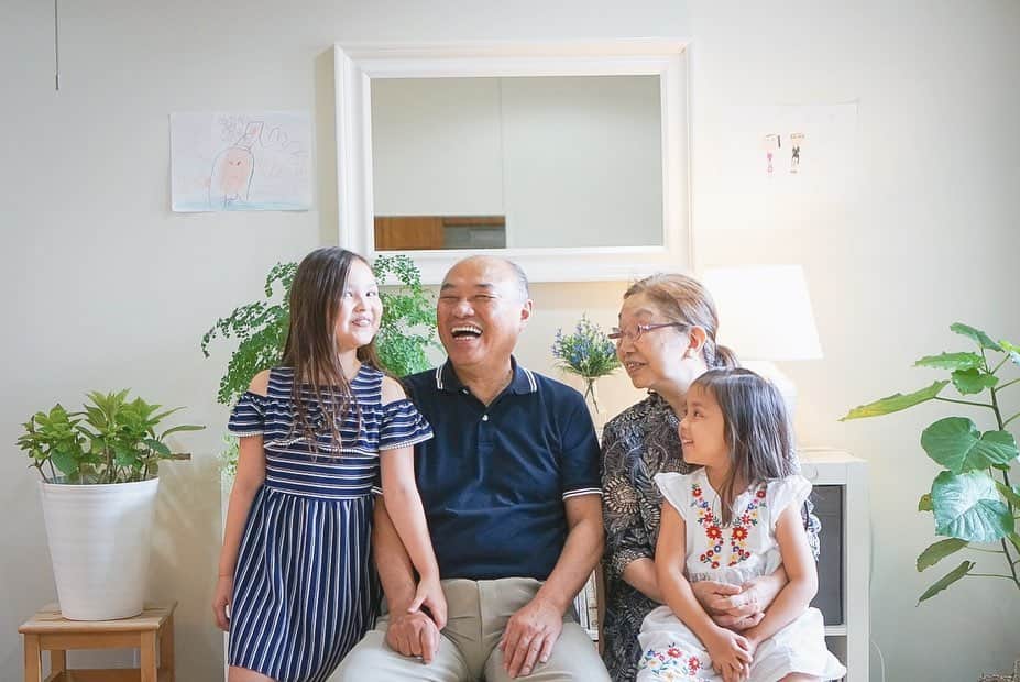 バイリンガル3兄妹のインスタグラム：「長生きしてね、というより 元気でいてね、というほうがしっくりくる！ ・ ずーっと元気でずーっと孫と遊んでてくれ♡ ・ ・ ・ #敬老の日 #バイリンガル3兄妹」