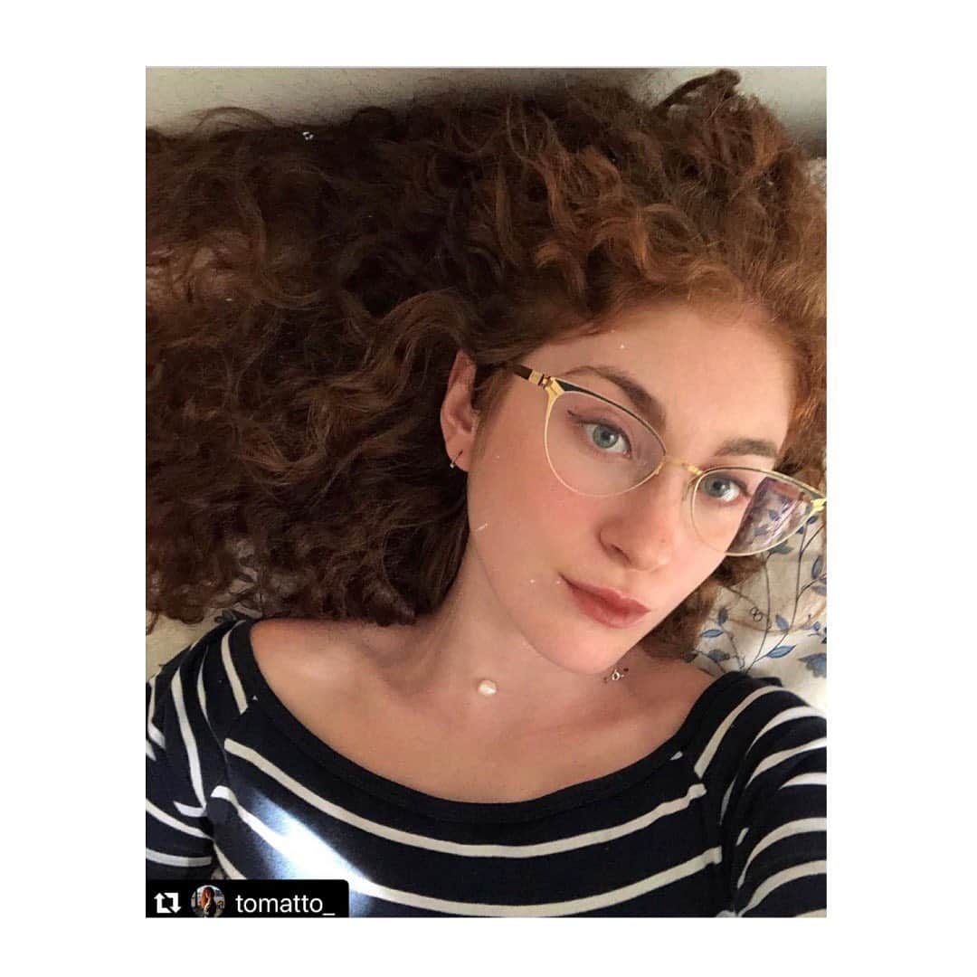 のインスタグラム：「@tomatto_ wearing CYNTHIA Gold/ Indigo by DECADES collection. #MYKITA」