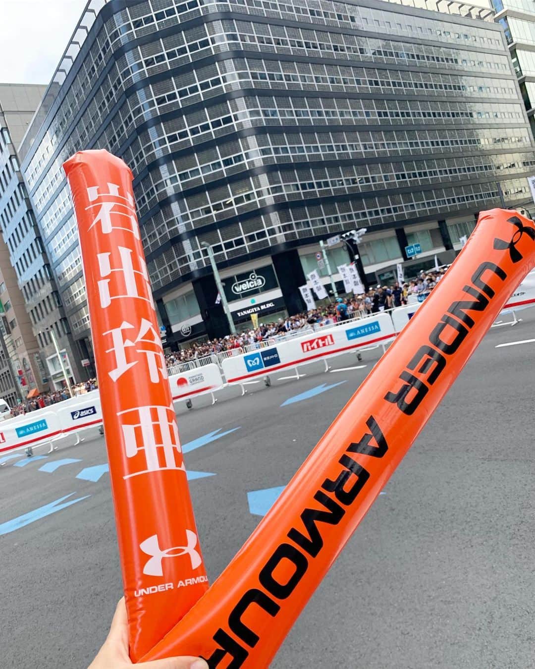 竹内智香のインスタグラム：「MGCの観戦に行ってきました。  初めて見たマラソンは こんなにも 魅力的で楽しいスポーツだとは 知らなかった。  @reiaiwade 選手 42.195km おつかれさまでした。  最後、ハイタッチしてくれた時は もう涙があふれてきた。  ーーーーー 出場する者の気持ち 応援する者の気持ち  見ている先は こんななも同じなのに 気持ちは180度 違うものなんだ。 ーーーーー スポーツの世界に 勝負はつきもの。 この日のために どれだけの努力を積んで 準備してきたかと思うと みんなに 東京五輪出てもらいたい そんな思いで 観戦していました。  だけどスポーツの世界には 勝負がつきものだけど そこには それ以上の価値があることに 気づかされる1日でした。 ーーーーー まだまだ続く選考レース。 その日までに アスリートみんなが 最高の準備ができ 最高なパフォーマンスを 発揮できますように。 ーーーーー #アンダーアーマー #岩出玲亜 #TeamUA」