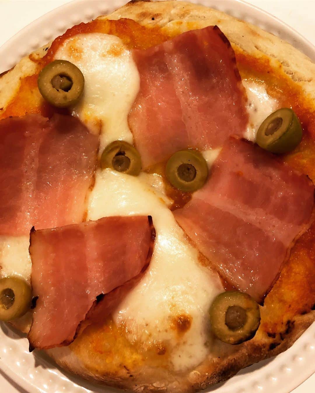 甘糟記子さんのインスタグラム写真 - (甘糟記子Instagram)「昨日のピザの具財( ^ω^ )  オリーブはあゆんこのスペイン土産でアンチョビ入り！ これ激ウマ(≧∀≦) あとモッツアレラは、先日の鎌倉べべのモッツアレラ教室で作って冷凍しておいた手作りモッツアレラ！ ちょっと生で食べるには硬い仕上がりだったので、ピザにはいいかも、と冷凍しておいたんだ〜！ あとは生ハムやら、プルコギ、ゴルゴンゾーラにブリー！  まず、姫のピザはプルコギ！ プルコギはさっとフライパンで焼いておいてからピザ生地にのせ、上からマヨネーズ乗せて焼いてます。  私はトマトソースを塗ってからモッツアレラをのせて焼き、最後に生ハムとバジルのせてます。  息子殿のは取り出すときにひっくり返してしまい写真なし（笑） トマトソースひいて、モッツアレラとハムとオリーブをのせて焼いたものでした( ^ω^ )  あとおまけで、ブリー、ゴルゴンゾーラ、モッツアレラの3種のチーズピザ！上からハチミツかけてめっちゃ美味しかった！！ 最後のパパのは、トマトソースひいてベーコンとモッツアレラとオリーブ！  デザートはチョコマシュマロに、栗拾いで採ったものを甘く煮たので一緒にのせました(๑˃̵ᴗ˂̵) 5枚分の生地を仕込んで、少し小さめにして6枚作ったんだけど、あっという間になくなった（笑）  息子殿にお弁当に入れてって言われたけど生地がなくて、、。 次はもう少し多めに仕込んで冷凍分もストックしなくては！！ それにしても、今回は手作りのモッツアレラがものすごく美味しかった！！ フレッシュで売ってるモッツアレラはすごく美味しいけど、水分が多いのでピザだと気持ち水っぽくなりやすいというか生地がベチャってなりやすいですよね。 でも今回のは生で食べるには少し水分が足りないかな？と思ってたやつなので、ピザだと最高に美味しかったです！  まあもともとラッテリアべべさんの材料ですからね（笑）  あ〜、ピザ祭り楽しかった☆*:.｡. o(≧▽≦)o .｡.:*☆ #甘糟ご飯#ご飯#ピザ#ピザ祭り#手作り#手作りピザ#夕飯#天然酵母#もちもち#美味しかった#ラッテリアべべ鎌倉」9月17日 9時39分 - norihey924