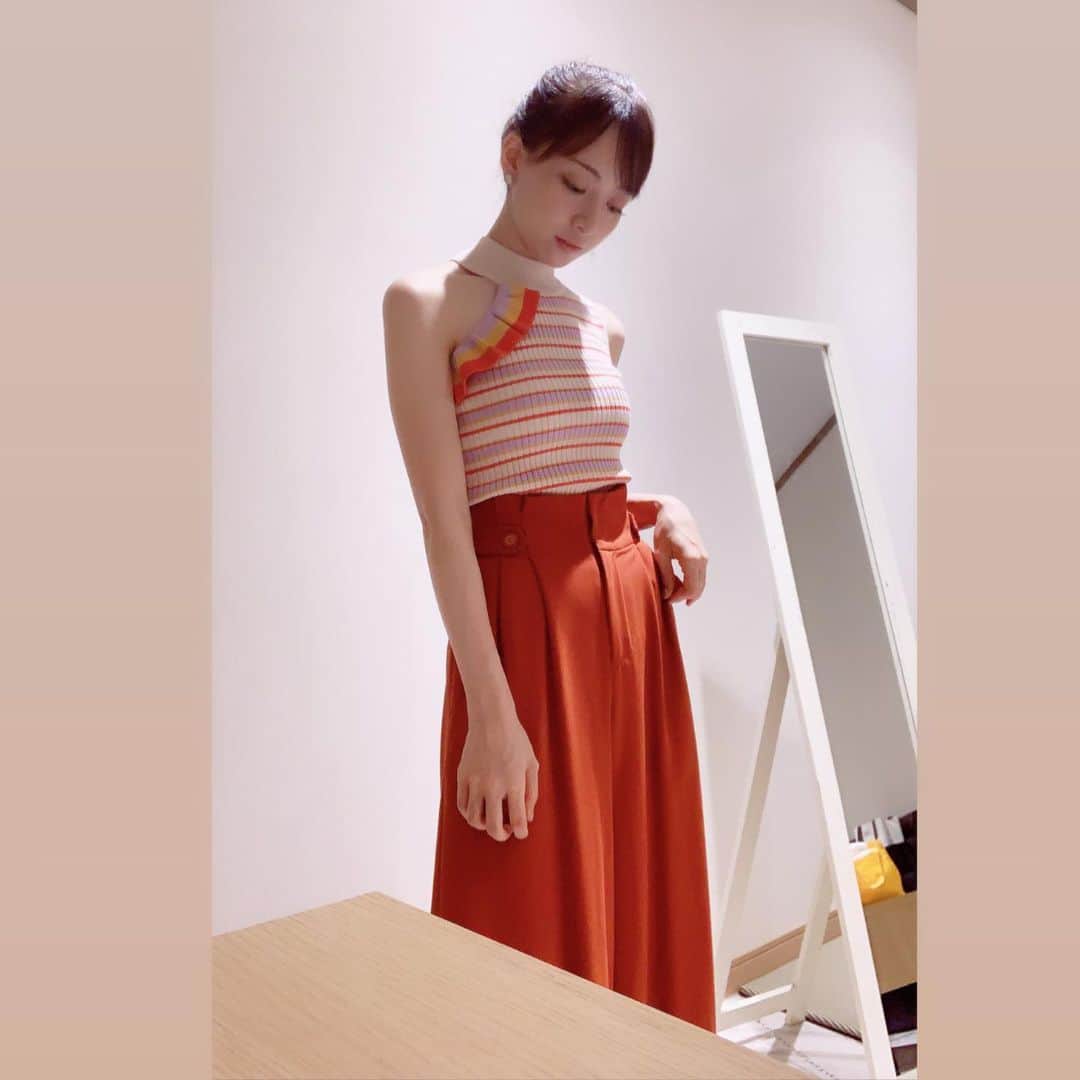 のインスタグラム：「. . . 昨日の #私服 【 #萌服 】 .  #スパリゾートハワイアンズ 🌺👙 . .  #ニット #ノースリーブ #ワンショル #フリル #ワイドパンツ #パンツ #fashion #knit #oneshoulder #terracotta #liliybrown  #color #pants #bottom #widepants  #ビタスイ #長谷川萌美 #萌服」