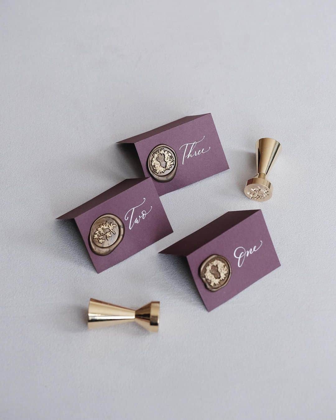 Veronica Halimさんのインスタグラム写真 - (Veronica HalimInstagram)「Super in love with this new brass waxseal from @writtenwordcalligraphy !! They are super pretty and great for styling props as well. Find out more about this brass wax seals from link on my profile! Congrats Karla, for the launching for this new series!! — Featured in this photo: Jasmine Vine and Floral Crest — #truffypi #writtenwordwaxseals #waxseal #brass #styling #calligraphystyling #moderncalligraphy #vhcalligraphy #カリグラフィー #モダンカリグラフィー #カリグラフィースタイリング #モノグラム」9月17日 9時53分 - truffypi