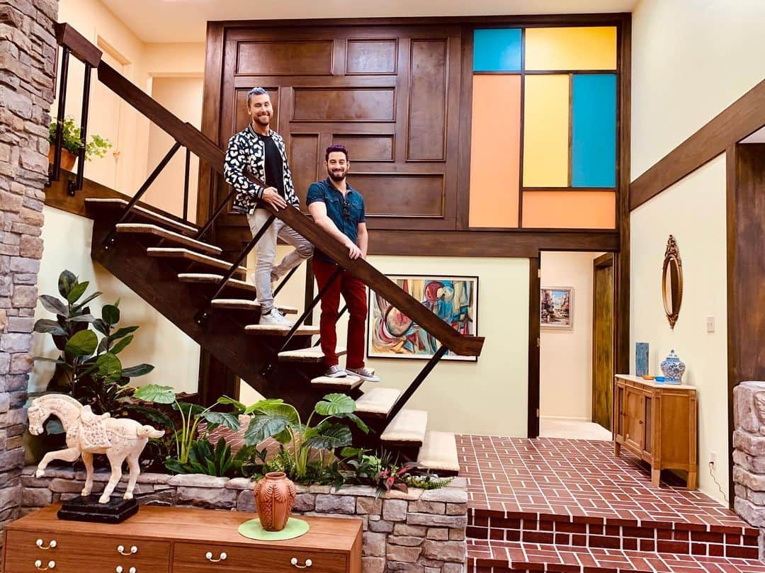 ランス・バスさんのインスタグラム写真 - (ランス・バスInstagram)「🎶 HERE’S THE STORY... that you all know – I almost bought the #BradyBunchHouse. While I didn’t get the house, #HGTV did give me an exclusive private tour and I was blown away! With every episode of @verybradyrenovation ( @hgtv Monday’s 9/8c ) I’ll be sharing a new photo from our tour that coincides with the episode. This. Was. AWESOME! #VeryBradyReno」9月17日 9時51分 - lancebass