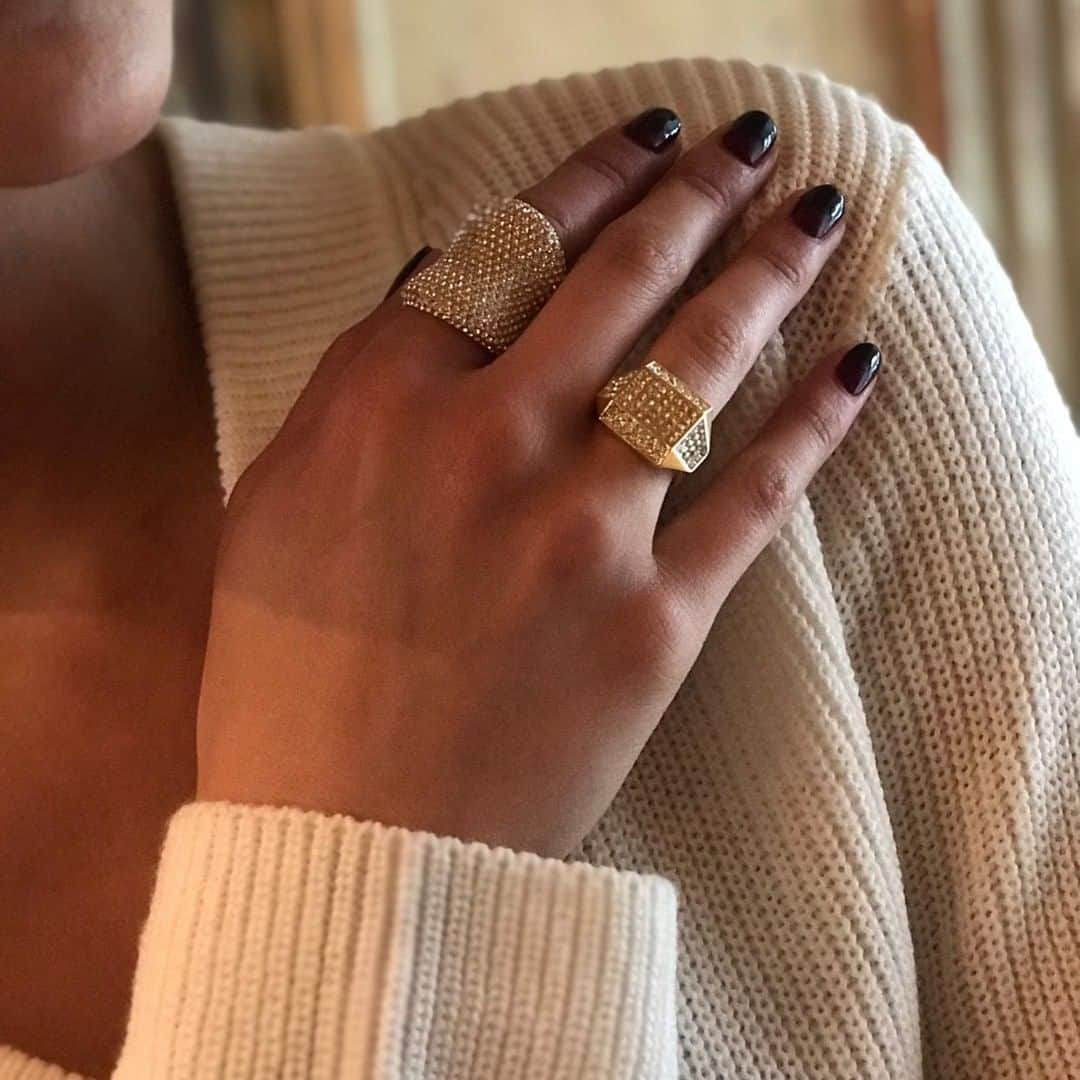 ヴィンスカムートさんのインスタグラム写真 - (ヴィンスカムートInstagram)「Goldtone pave rings? We'll take one of each please! #givememore #fall2019 #jewelry」9月17日 10時00分 - vincecamuto