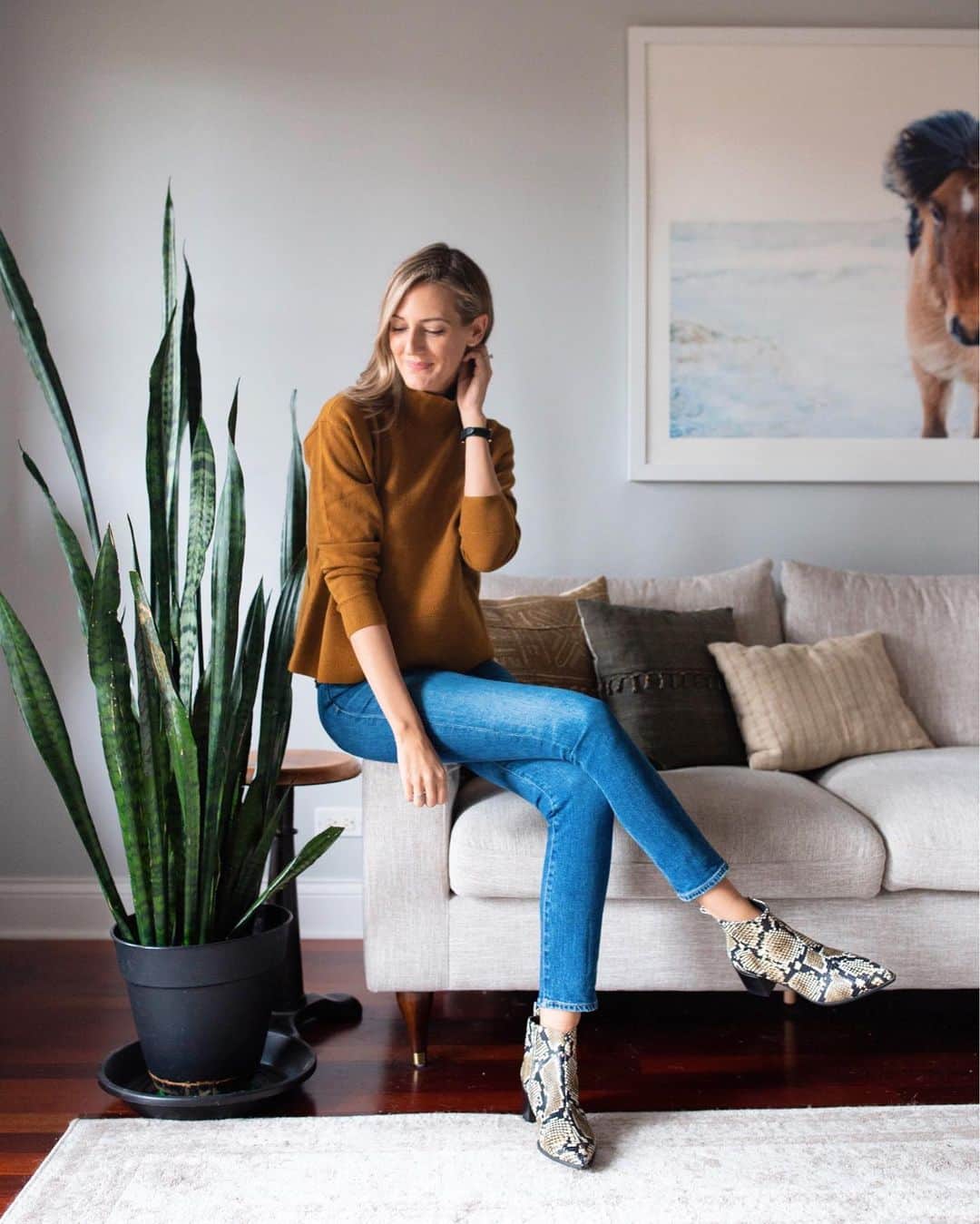 のインスタグラム：「I answered about 10 style questions on the blog today—did you read it? One of them was how to wear snakeskin without looking too extra. My advice: start small. A classic bootie is a fantastic take on the trend, especially when paired with basics like a sweater and jeans.  I have a blog post going up about this soon but I’m an impatient Scorpio and wanted to share before it goes live. http://liketk.it/2EZDM #liketkit @liketoknow.it #LTKunder100 #LTKshoecrush #snakeskin」