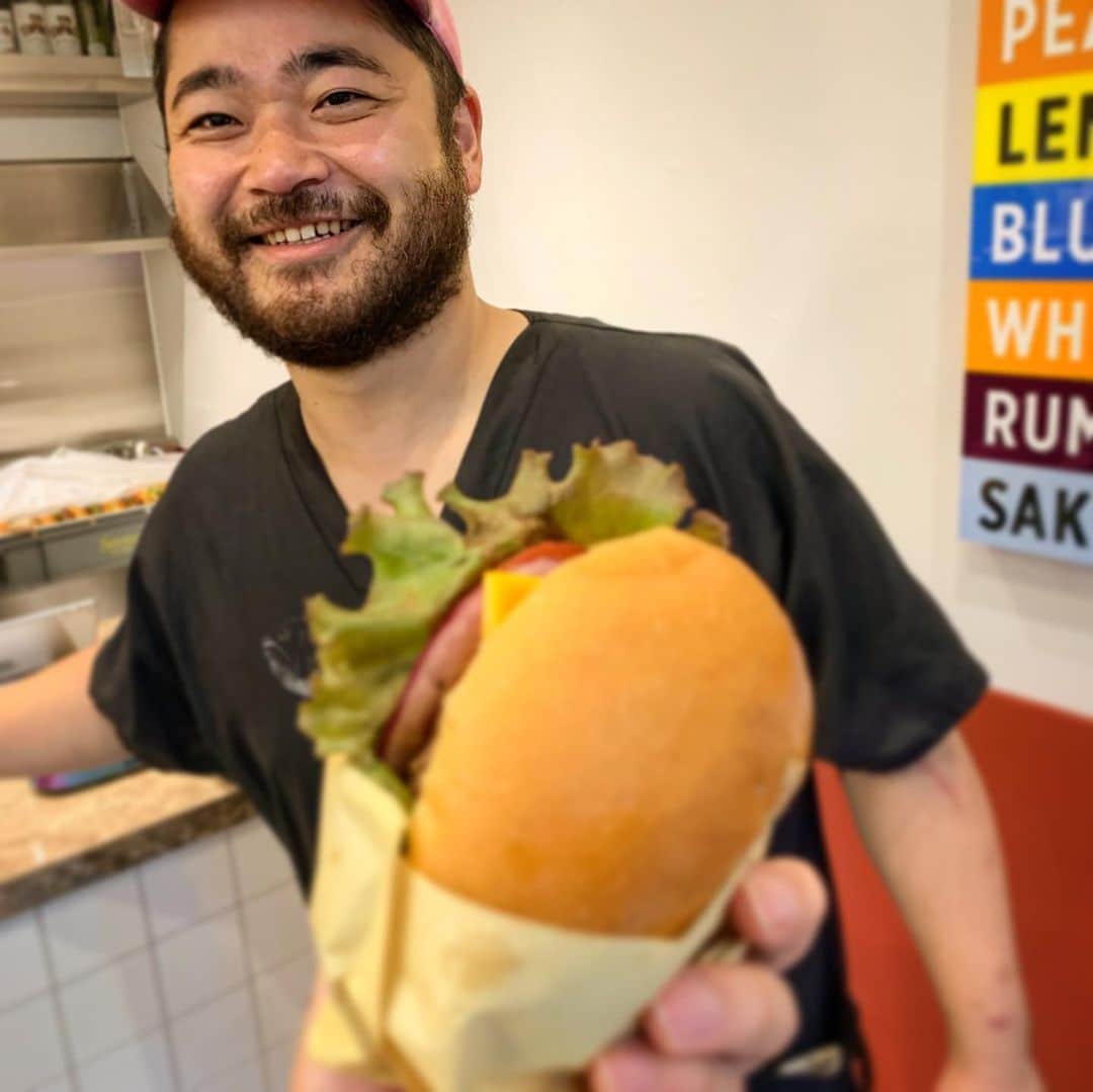 武田航平さんのインスタグラム写真 - (武田航平Instagram)「おはよー。 東京で超有名店になった @crane.burger_and_milkshake  でおなじみのマリが何やら新しいお店を始めまして…(ぼくの事を応援してくれてるみなさんにはわかる人ですね。笑) 昨日はレセプションにお邪魔してきました。 @tortoise.osanpo_goods_store  お散歩グッズストア？ は？なんて？ と思いましたが 可愛い雑貨やTシャツやらスケボー そしてイートインにはお馴染みのシェイクにビール♪ 楽しいお店がオープンして、また地元に活気がでました。 @sin_den_ki のキーホルダーをちゃっかり購入して…良い一日を過ごしました〜。 三連休、仮面ライダーグリスは見にいってくれましたか？ 期間限定の上映なんで早めにどぞ。 あとは上海イベントもね！ 野望だらけの世界進出もよかったらご一緒に。笑 ぼくのホームページに詳細あります♪ さてと 今日はランチにパスタでも作ろっかな♪ #tokyo #tokyocafe  #トーキョー #skateshop  #雑貨屋  #samurai  #仮面ライダービルド #仮面ライダーグリス #グリス全国ツアー #kamenrider  #maskedrider #hero #japaneseactor  #假面骑士创骑 #假面骑士格里斯 #假面骑士build #假面骑士」9月17日 10時03分 - kouhei_takeda.official