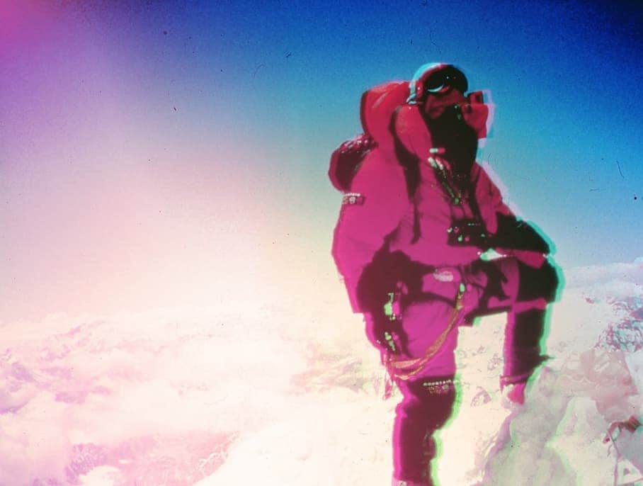 のインスタグラム：「社員たちがエベレストを目指すプロジェクト #mhweverest2019  ブランドの原点であるハイマウンテン。  その環境、そこにいる人たちこそ私たちが製品開発をする理由です。  原点に還るために、現社長をはじめ7名の社員がエベレスト遠征に向かいます。  社長 @joe_vernachio は、ガイド @garrettmadison1 とクライマー @timemmett とともに、世界最高峰エベレスト(8,848m)に挑戦します。  挑戦の様子は @mhweverest2019　にて公開中。  Follow✅ @mhweverest2019  #mhweverest2019」