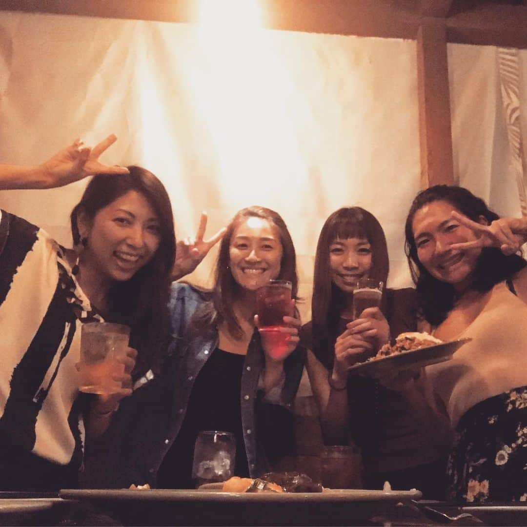 三ツ井裕美さんのインスタグラム写真 - (三ツ井裕美Instagram)「高2の時から4年ぐらい？？(もっといた気がするけど意外とそのぐらいw)通った、歌とダンスのスクールの仲間達と久しぶりに集まりました！ ・ みんな大人になって、今はそれぞれ環境もバラバラで様々な分野で仕事をしてますが、あの頃の仲間ってやっぱり特別だし、 ・ 楽しかった事も大変だった事も全て引っくるめて今の自分の基盤となっている気がします。 ・ 学校やバイトが終わったらすぐスタジオ行って、毎日終電ギリギリまで練習してたもんなー🎤 ・ 好きな事だから何一つ嫌とか思わなかったし、ただただ目標に向かって必死だった。 ・ 色んな話をしていて、懐かしくなりました✨✨ ・ ・ にしても、全然時間が足りな過ぎたー😂💦 ・ そして今回は人数少なくなってしまったけど、来れてない他のみんなにも会いたいぞ💦 ・ みんな元気かな？？ ・ また次集まれる日を楽しみに頑張ります！ ・ ・ #3枚目は当時流行ってたポーズねw」9月17日 10時06分 - hiromi__km