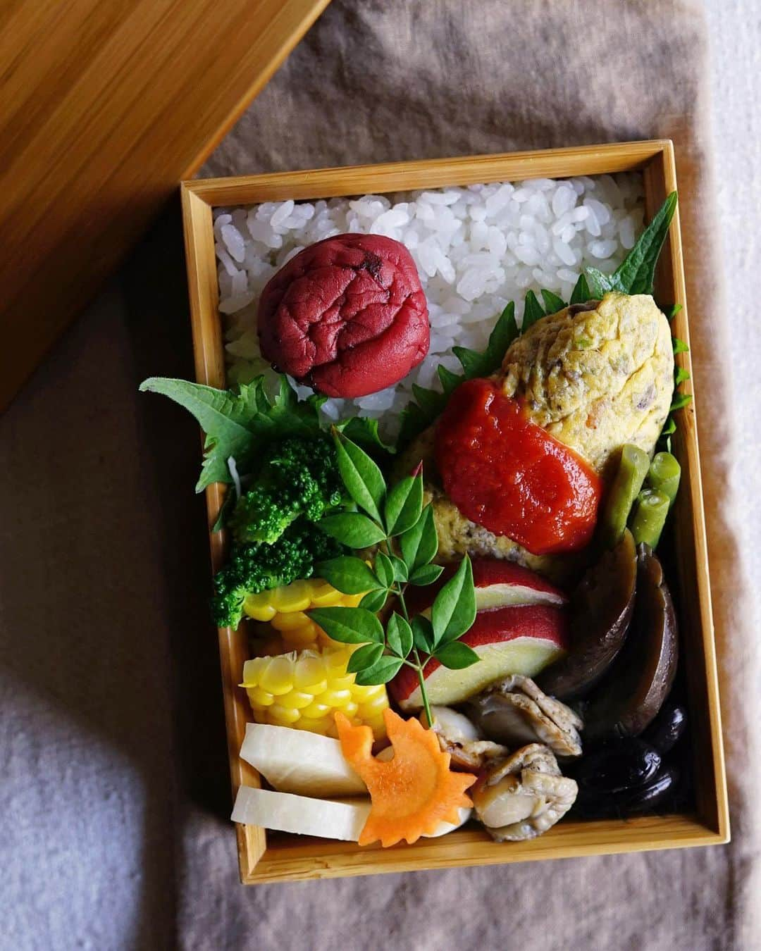 Ryoko Yunokiのインスタグラム：「+ + + Beef and onion omelette bento/牛挽肉と玉葱のオムレツ弁当 . *rice and umeboshi *beef and onion omelette *steamed broccoli and sweet corn *pickled daikon *dashi-simmered eggplant and green beans *steamed black beans . ＊ご飯と梅干し ＊牛挽肉と玉葱のオムレツ ＊蒸しブロッコリーとトウモロコシ ＊大根の糠漬け ＊茄子と隠元の出汁煮 ＊蒸し黒豆 + + + #bento #お弁当 #丸の内弁当 #f52grams #公長齋小菅」