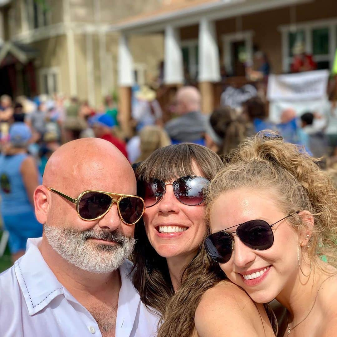 アグネス・ザワツキーのインスタグラム：「Porchfest 2019 was a success. Thank you to these beautiful gems for making it that much more fun 💎 ✨ ☀️ 🚲  #nolawswhenyouredrinkingwhiteclaws #senditsunday #porchfest2019 #bikergang #gangganggang」