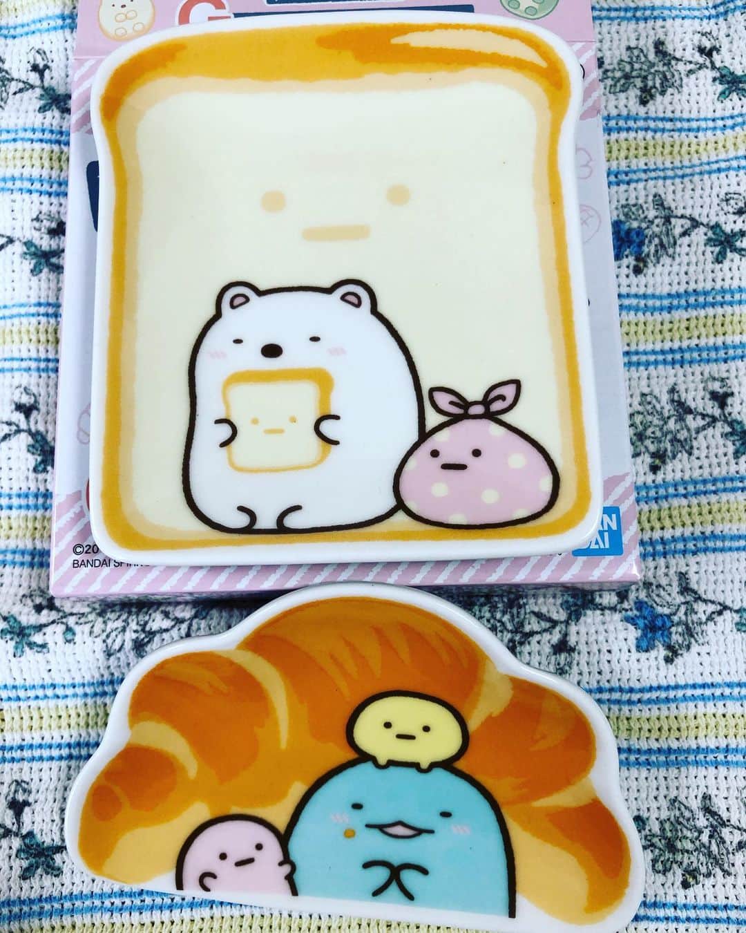 のインスタグラム：「すみっコぐらし 1番くじ ミニプレート💕  本当にミニで😂、海苔のっけたりお醤油出す時に使ってます😊あぁかわいい😍  #すみっコぐらし #サンエックス #ファミリーマート #1番くじ #皿 #パン #キャラクター #kawaii #familymart #dish #귀여워」