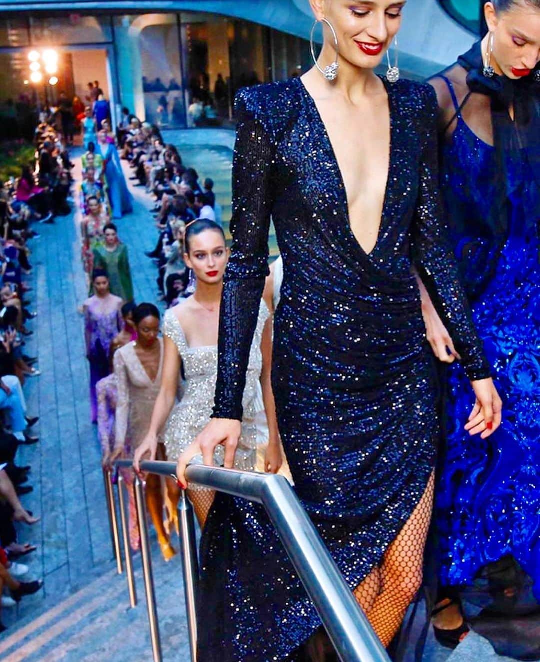 のインスタグラム：「Draped sequins..Naeem Khan #ss2020 @daniela_aciu #sequins #glamour #zahahadid #nyfw @wearcommando photo @shifteh_shahbazian」