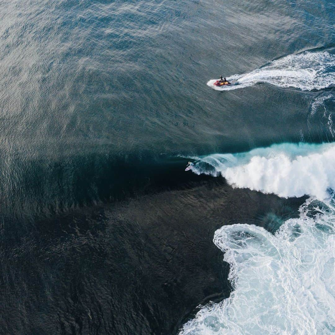 ローラ・エンバーさんのインスタグラム写真 - (ローラ・エンバーInstagram)「A little behind the scenes look at the day we shot the @surfingworld cover whilst filming for @UNDONEFILM - We’d been trying to get these conditions all winter and after after a few failed attempts some injuries and lots of 2am wake up calls the stars finally aligned !! Shot by @mattydunbar - Thanks again all crew !!! @UNDONEFILM @whereswalle @scottdennisakawhip | @billabongwomens @hyundaiaus @dhdsurf」9月17日 10時15分 - lauraenever