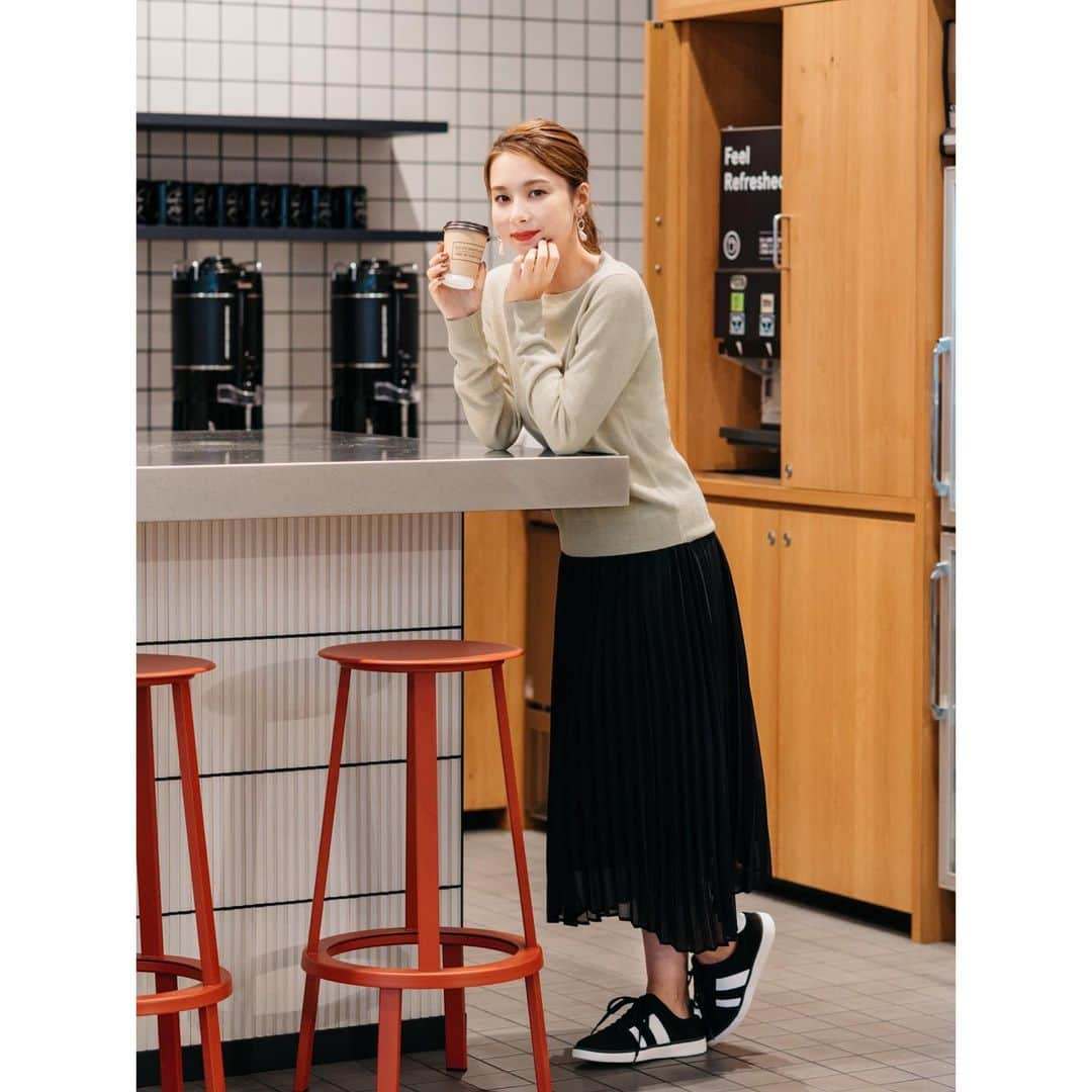 GU Hong Kongさんのインスタグラム写真 - (GU Hong KongInstagram)「Keep it simple and neat for Tuesday 💛 . Soft rich crew-neck sweater $149 Pleated long skirt $179 . #GUHK #GUStyle #WearTokyoNow #ootd #ootdHongKong #Tokyo #style #fashion」9月17日 10時17分 - gu.hongkong