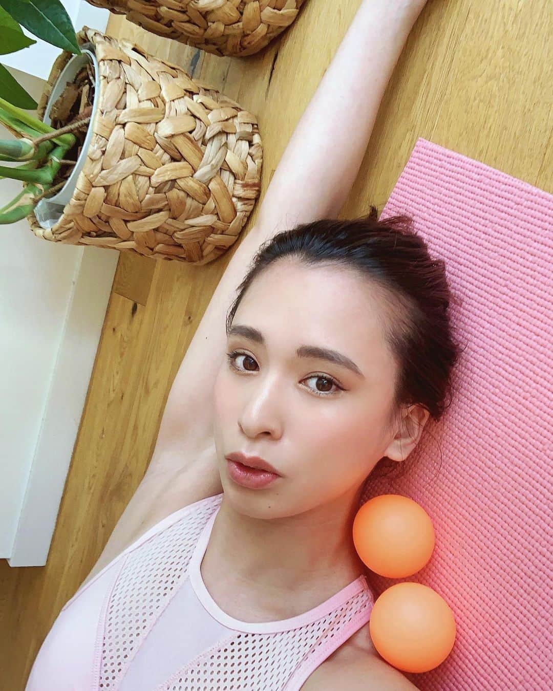 持永真実のインスタグラム：「.﻿ おっはようございます🔆﻿ ﻿ だいぶ早起きしたので﻿ ストレッチ、ヨガ、トレーニング﻿ してました🌿🧘🏻‍♀️🌞﻿ ﻿ お家にスペース作って良かった❤️﻿ ﻿ 良い1日の始まり方🕊﻿ ﻿ 今日も元気に楽しく頑張りましょう〜✊✨」