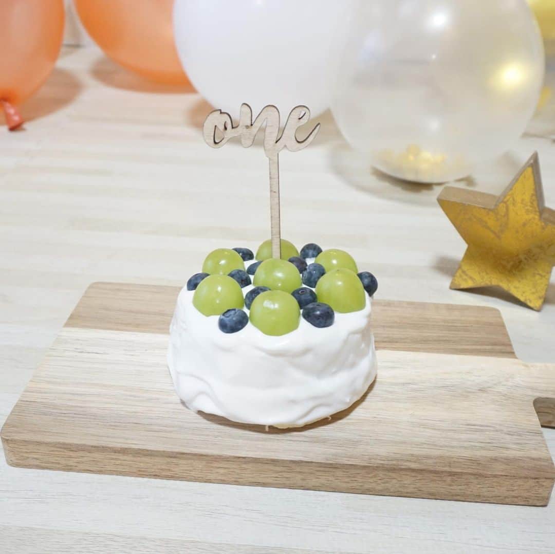 櫻本茉朋のインスタグラム：「娘が１歳になりました！！ 初めてのお誕生日なのでちょっとだけ頑張りました。笑  無事に1年過ごせたことにホッとしています😭  #1歳誕生日 #ファーストバースデー #誕生日ケーキ #頑張って作った #けど生クリーム泡立たず #苺なかった #シャインマスカット #赤ちゃん寿司 #野菜で出来ている #おめでとう #愛媛 #子育て」