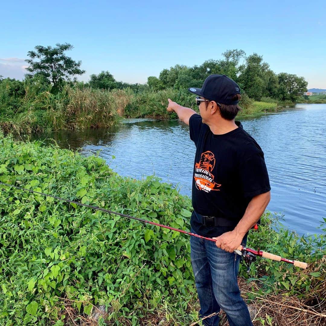 のインスタグラム：「ロケの次の日はルアーテストでオカッパリ🎣 指差し確認は「あそこちゃう〜⁈行けるんかなー」ってな感じの会話です😅オカッパリならではの楽しみです😃 ・ ・ ・ #エバーグリーン #evergreen #ニュールアー #newlure #テスト #test #shootertシャツ」